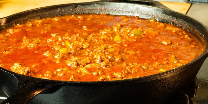 can you cook tomatoes in cast iron